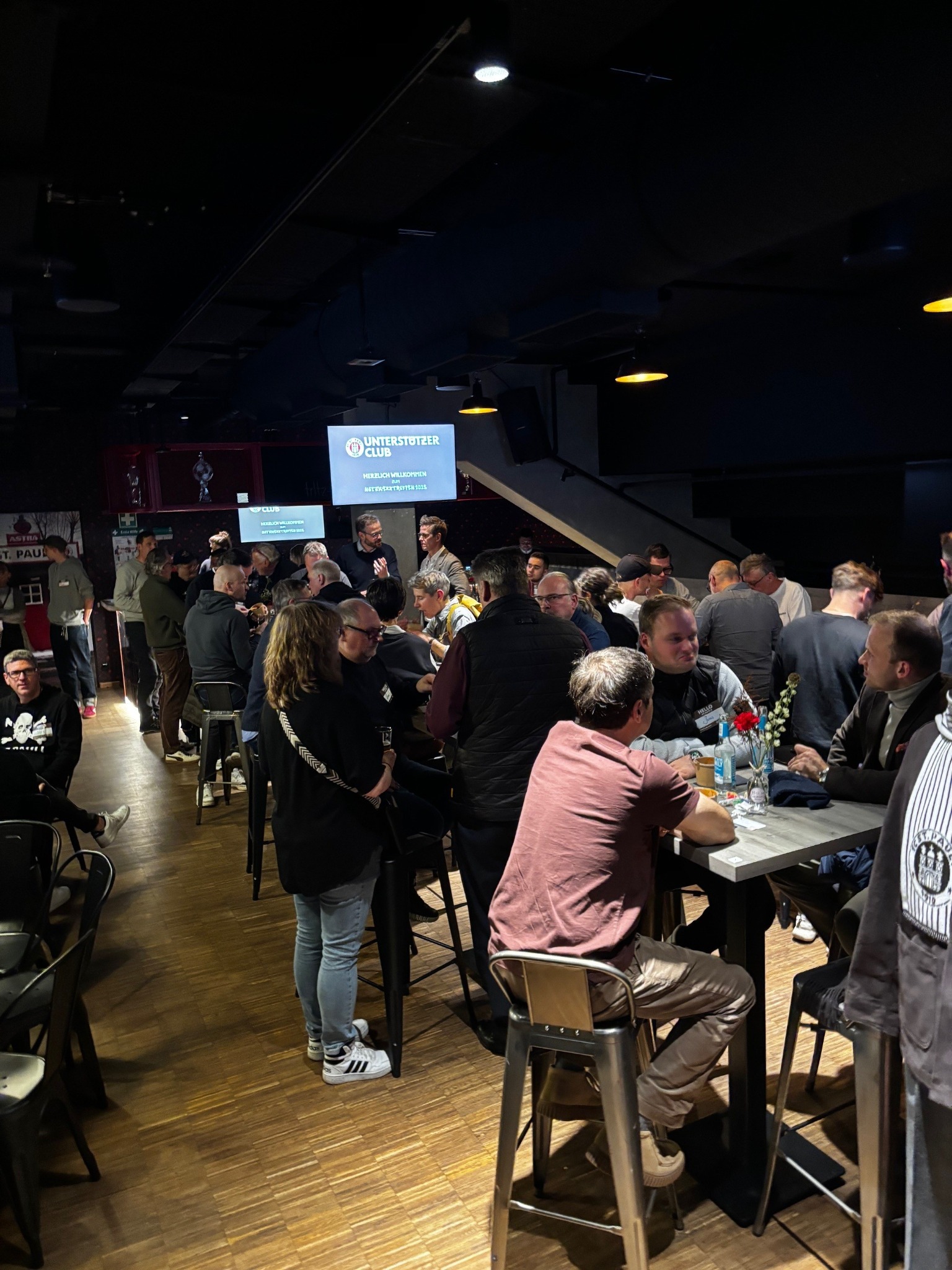 Menschen im persönlichen Austausch beim Netzwerktreffen des UnterstützerClubs